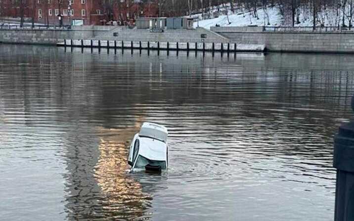 Экстренные службы Москвы спасают авто, упавшее в Москва-реку у Лужников