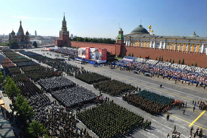 Гостям парада Победы в Москве раздали приглашения с бойцами 1-го Украинского фронта