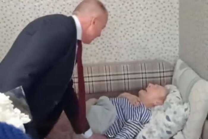 В Беларуси чиновники устроили танцы у постели едва живого ветерана